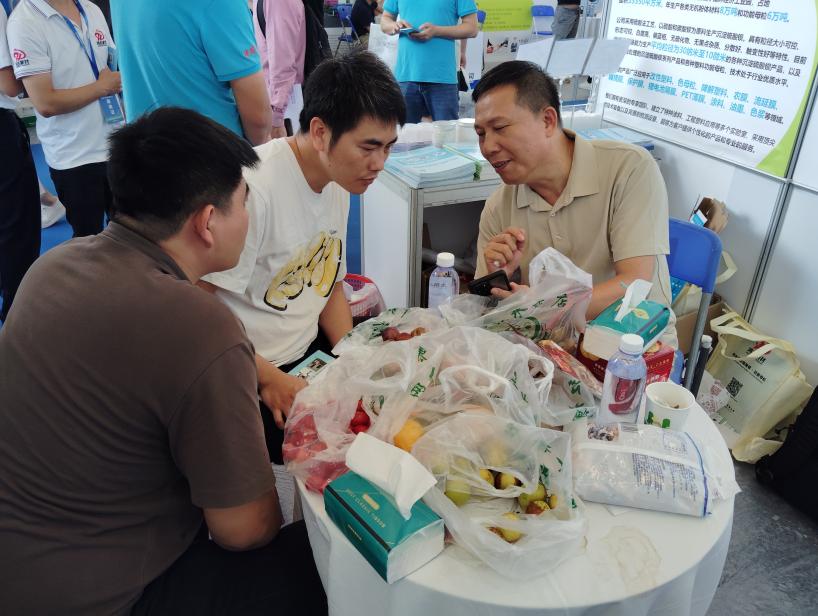 云浮鴻志公司董事長方裕賢先生親臨現場，給客人介紹產品的優勢與應用